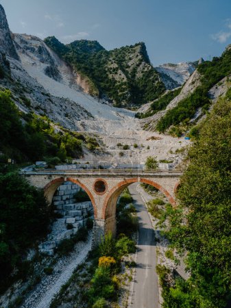 Foto de Uno de los puentes Ponti di Vara que cruzan la cantera de mármol Fantiscritti cerca de Carrara, Italia, utilizado para el transporte de mármol en el siglo XIX - Imagen libre de derechos
