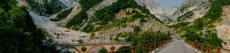 Foto de Panorama de uno de los puentes y alrededores de Ponti di Vara en la zona de mármol de Fantiscritti cerca de Carrara, Italia - Imagen libre de derechos