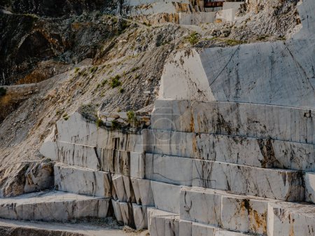 Foto de Grandes bloques de mármol parcialmente cortados de los Alpes Apuanos en una de las canteras cerca de Carrara, Italia - Imagen libre de derechos