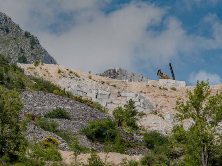 Foto de Vista de los Alpes Apuanos en Italia, donde se extraen los mármoles de Carrara en muchas canteras de la zona - Imagen libre de derechos