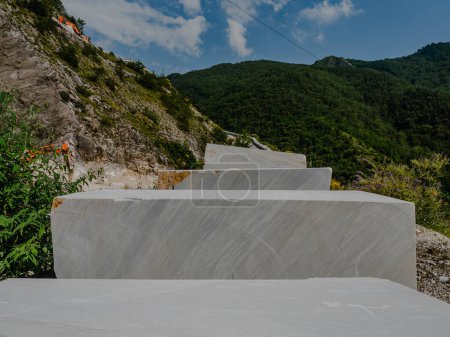 Foto de Grandes bloques de mármol cuidadosamente colocados en una de las canteras cerca de Carrara, Italia - Imagen libre de derechos