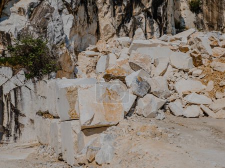 Foto de Trozos de mármol parcialmente cortados de los Alpes Apuanos en una de las canteras cerca de Carrara, Italia - Imagen libre de derechos
