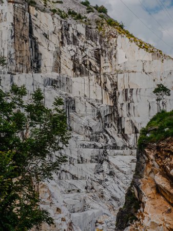 Foto de Vista de los Alpes Apuanos en Italia, donde se extraen los mármoles de Carrara en muchas canteras de la zona - Imagen libre de derechos