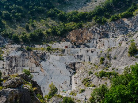 Foto de Grandes bloques de mármol parcialmente cortados de los Alpes Apuanos en una de las canteras cerca de Carrara, Italia - Imagen libre de derechos