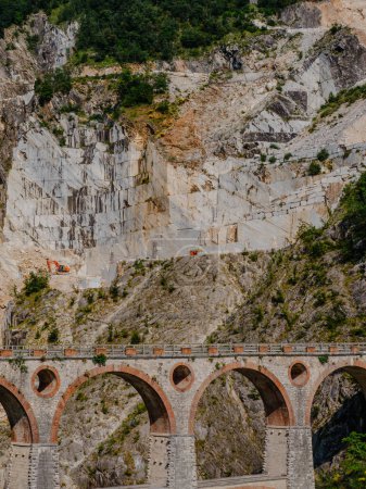Foto de Uno de los puentes Ponti di Vara que cruzan la cantera de mármol Fantiscritti cerca de Carrara, Italia, utilizado para el transporte de mármol en el siglo XIX - Imagen libre de derechos