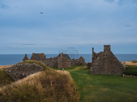 Blick auf eine der Unterkünfte in den Ruinen von Dunnottar Castle in der Nähe von Stonehaven in Aberdeenshire, Schottland