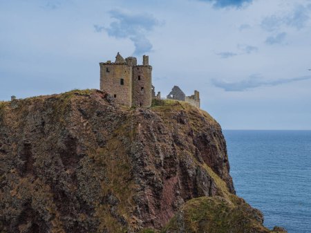 Téléchargez les photos : Vue sur les ruines du château de Dunnottar près de Stonehaven dans l'Aberdeenshire, Écosse - en image libre de droit