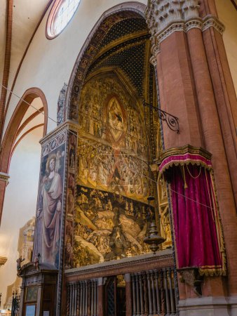 Téléchargez les photos : BOLOGNE, ITALIE - 21 JUIN 2023 : Chapelle des Rois Mages à la Basilique de San Petronio à Bologne montre une fresque du ciel et de l'enfer de Giovanni da Modena et date de 1410 - en image libre de droit