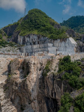 Foto de CARRARA, ITALIA - 17 DE JUNIO DE 2023: Grandes bloques de mármol parcialmente cortados de los Alpes Apuanos en una de las canteras cerca de Carrara, Italia - Imagen libre de derechos