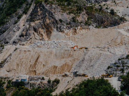 Foto de CARRARA, ITALIA - 17 DE JUNIO DE 2023: Vista de los Alpes Apuanos en Italia, donde se extraen los mármoles de Carrara en muchas canteras de la zona - Imagen libre de derechos