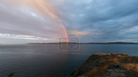 Foto de Arco iris en la distancia tomada desde Salt Spring Island en Columbia Británica, Canadá - Imagen libre de derechos
