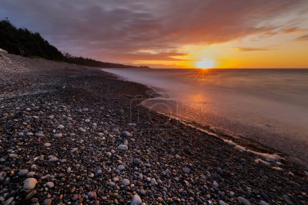 Foto de Puesta de sol en la playa de Ágata en la orilla norte de Haida Gwaii, Columbia Británica, Canadá - Imagen libre de derechos