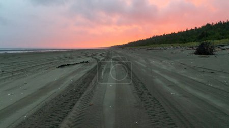 Foto de Sol saliendo en la distancia en la playa del Norte, Haida Gwaii, Columbia Británica, Canadá - Imagen libre de derechos