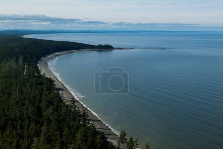 Foto de Vista de la playa de Ágata desde un mirador en la caminata Tow HIll en Haida Gwaii, Columbia Británica, Canadá. - Imagen libre de derechos