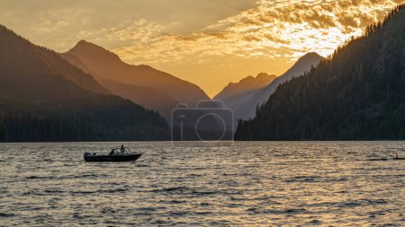 Foto de Barco entrando al muelle en el lago Muchalat en la isla de Vancouver, Columbia Británica, Canadá. - Imagen libre de derechos