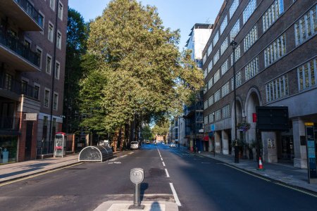 Téléchargez les photos : Une rue vide à Londres - en image libre de droit