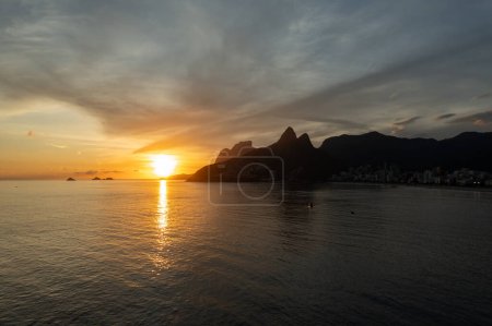 Foto de Vista aérea de una puesta de sol de verano sobre la playa de Ipanema y Leblon en Río de Janeiro - Imagen libre de derechos