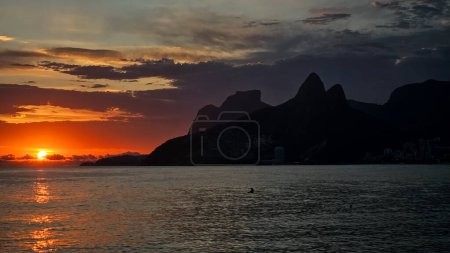 Foto de Puesta de sol de verano sobre Dois Irmaos en la playa de Ipanema en Río de Janeiro - Imagen libre de derechos