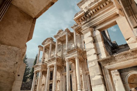 Téléchargez les photos : Vue jeter la fenêtre sur les ruines de la Bibliothèque de Celsus dans l'ancienne ville d'Ephèse, en Turquie - en image libre de droit