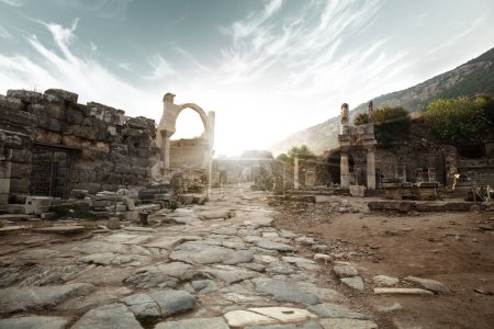 Foto de Arcos griegos antiguos en la antigua ciudad de Éfeso. Costa del Egeo de Turquía - Imagen libre de derechos