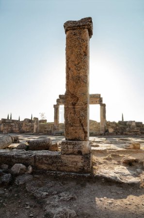 Foto de Columna en las ruinas de la antigua ciudad de Hierápolis en Pamukkale, Turquía - Imagen libre de derechos