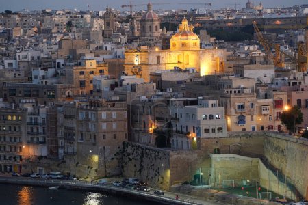 Foto de Malta 3 ciudades vista desde la valletta al atardecer panorama paisaje - Imagen libre de derechos