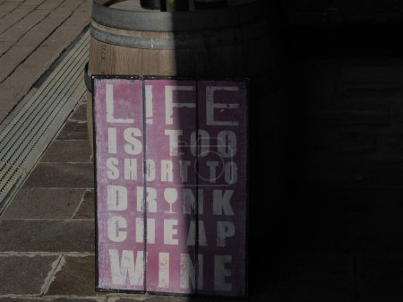 Foto de La vida es demasiado corta para beber vino barato signo de madera - Imagen libre de derechos