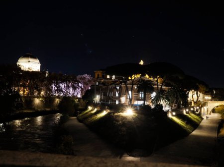 Foto de Roma tiberina isla vista en la noche cielo negro - Imagen libre de derechos