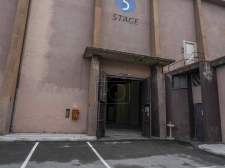 Téléchargez les photos : Rome, Italie, 26 novembre 2022 façade extérieure du Teatro 5, la scène préférée de Federico Fellini. Cinecitta est un grand studio de cinéma à Rome qui est considéré comme le centre du cinéma italien. - en image libre de droit