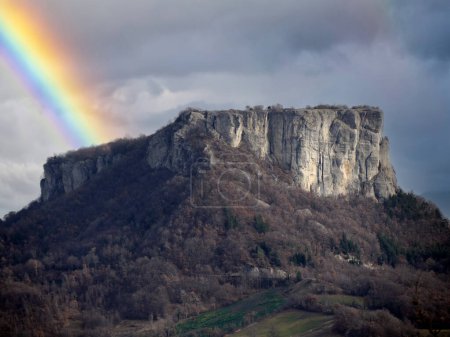 Téléchargez les photos : A rainbow over The Bismantova stone a rock formation in the Tuscan-Emilian Apennines (Italy) - en image libre de droit