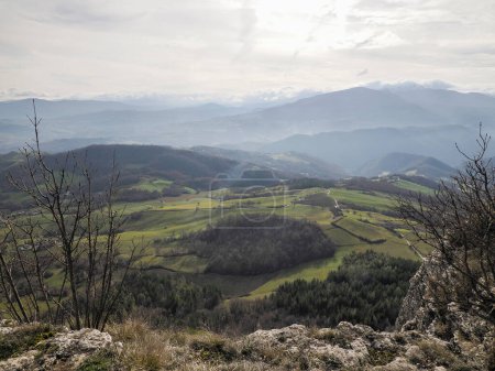 Téléchargez les photos : The Bismantova stone a rock formation in the Tuscan-Emilian Apennines (Italy) - en image libre de droit