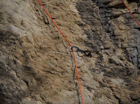Téléchargez les photos : Climber climbs on the Bismantova Stone (Pietra di Bismantova) in the Tosco Emiliano Appennino Park - en image libre de droit