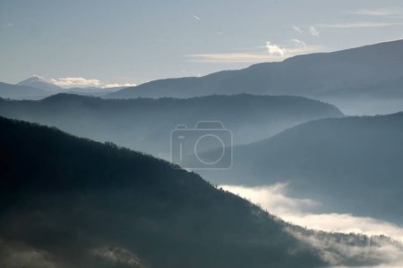 Téléchargez les photos : Low clouds like fog in appennines valley around Bismantova stone a rock formation in the Tuscan-Emilian Apennines (Italy). - en image libre de droit