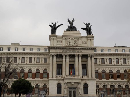 Foto de Sculptures on a top of Formento Palace "Ministry of Agriculture" in Madrid, capital city of Spain - Imagen libre de derechos