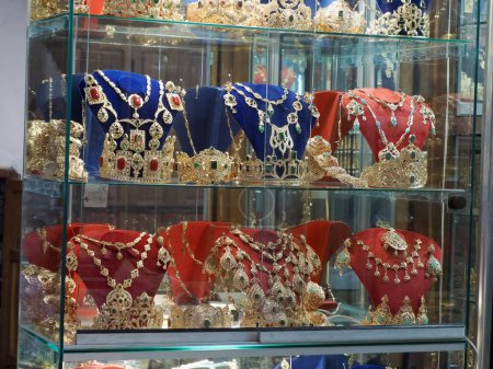 Téléchargez les photos : Jewel shop in fes medina bazaar Morocco - en image libre de droit