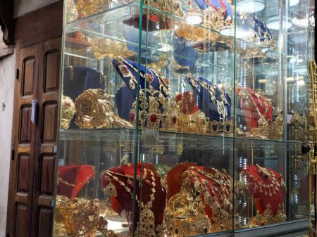 Téléchargez les photos : Jewel shop in fes medina bazaar Morocco - en image libre de droit