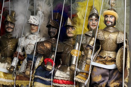 Téléchargez les photos : Marionnettes traditionnelles siciliennes utilisées pour L'Opéra dei Pupi est une représentation théâtrale de marionnettes de poèmes romantiques franc, Sicile, Italie - en image libre de droit