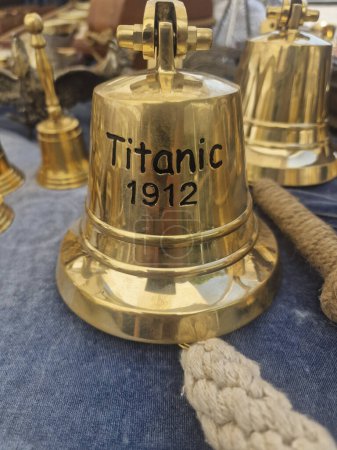 Téléchargez les photos : Titanic 1912 cloche détail de près - en image libre de droit