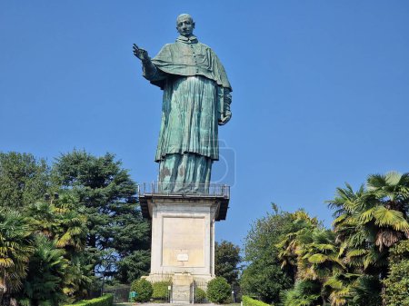 Foto de La estatua de cobre coloso de San Carlo Borromeo de más de 30 metros de altura construida entre 1624 y 1698 en la ciudad de Arona, provincia de Novara, lago Maggiore, región del Piamonte, Italia. - Imagen libre de derechos