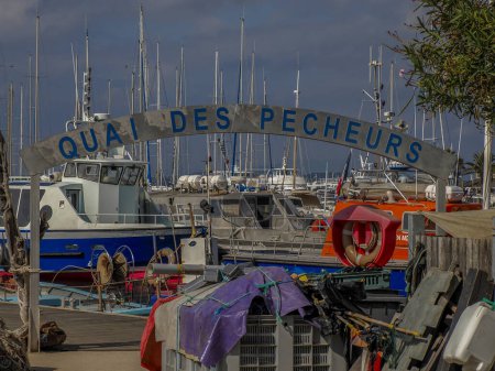 Téléchargez les photos : Le port du village de porquerolles île france panorama paysage - en image libre de droit