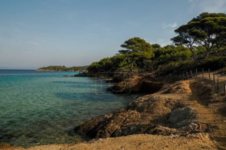 Téléchargez les photos : Notre dame plage à porquerolles île france, panorama paysage - en image libre de droit