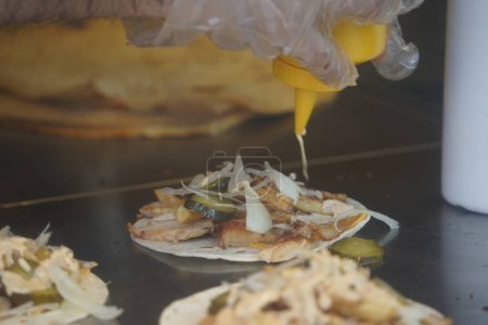 Téléchargez les photos : Un plat turc Doner Kebab comme rôti tournant - en image libre de droit