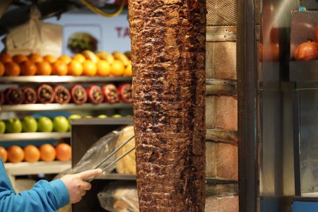 Téléchargez les photos : Un plat turc Doner Kebab comme rôti tournant - en image libre de droit