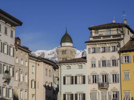 Die Kirche Santa Maria Maggiore, Trient, Italien Blick vom Domplatz mit schneebedeckten Dolomiten Berge Hintergrund