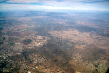 Una vista aérea de Santiago de Querétaro, una ciudad del centro de México. Panorama desde el avión