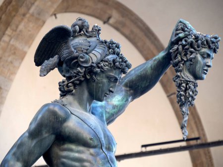 Detail des Perseus mit Medusenkopf, Bronzestatue in der Loggia de Lanzi, Piazza della Signoria, Florenz, Italien. Isoliert auf Weiß