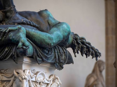 Detail des Körpers der Medusa, Bronzestatue in der Loggia de Lanzi, Piazza della Signoria, Florenz, Italien