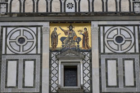 Detalle de la fachada de la iglesia San Miniato al Monte en Florencia Italia