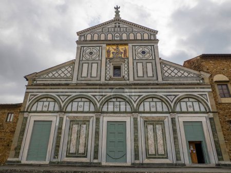 Detalle de la fachada de la iglesia San Miniato al Monte en Florencia Italia