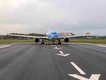 Una pista de aterrizaje en la pista de despegue en Schipol Aeropuerto